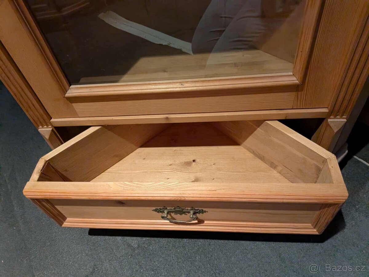 Rohová vitrína z masivu – ruční truhlářská práce - 5