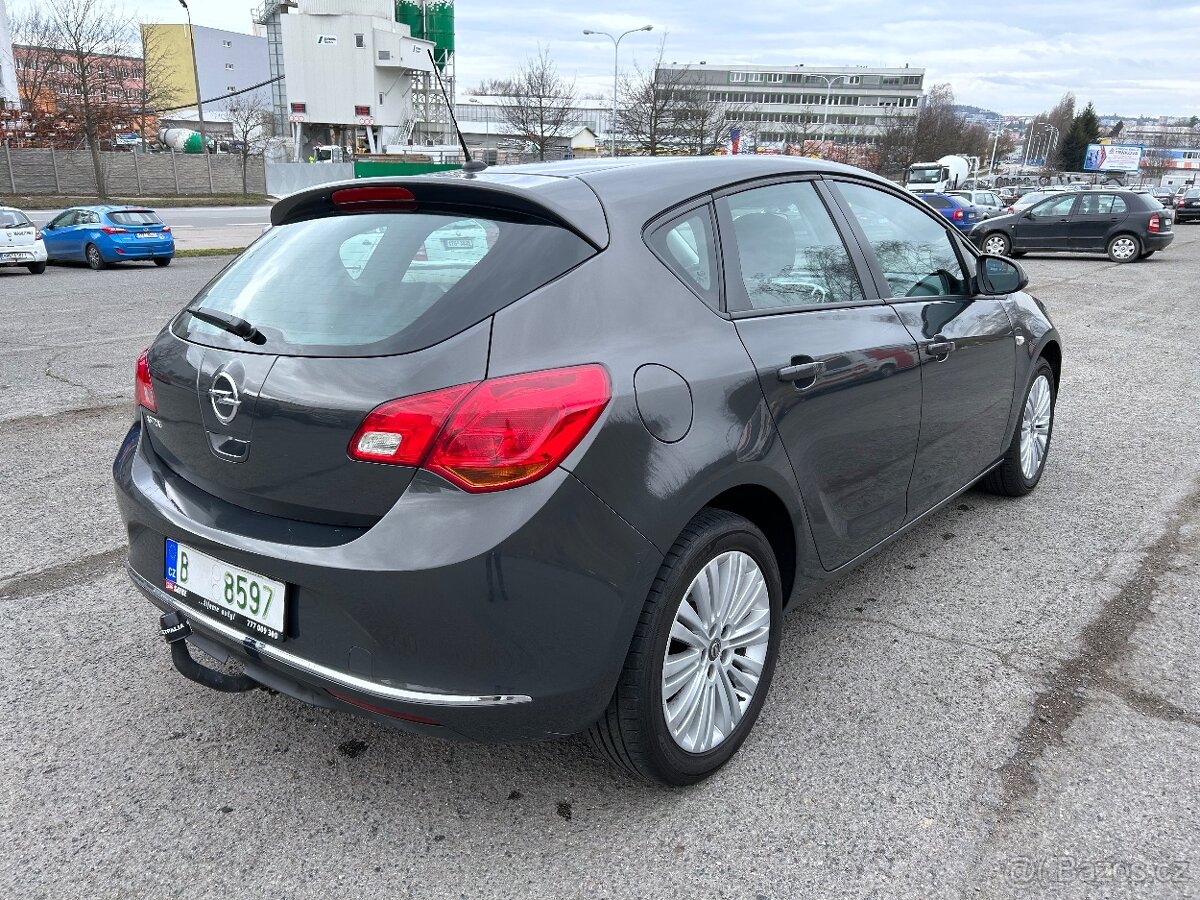 Opel Astra J 1,6, 2013, tažné zařízení, 17" kola - 5