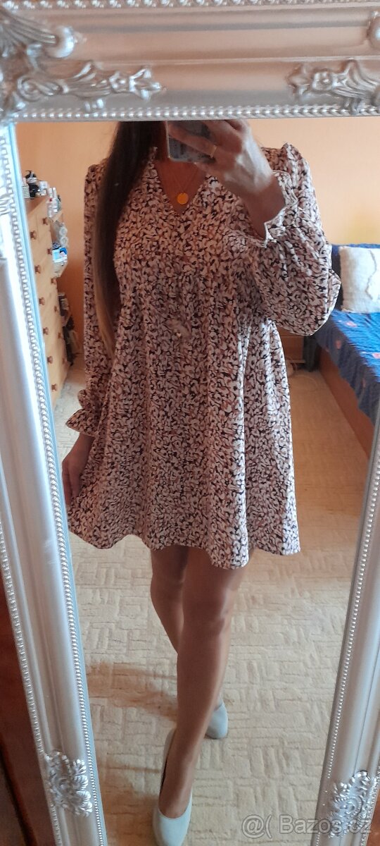 Vzorované krátké šaty s dlouhými rukávy - 5