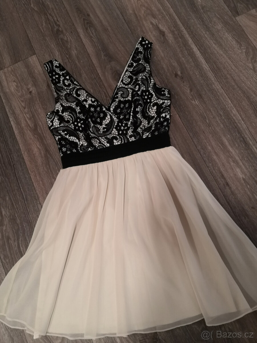 Krátké společenské šaty s krajkou - 5
