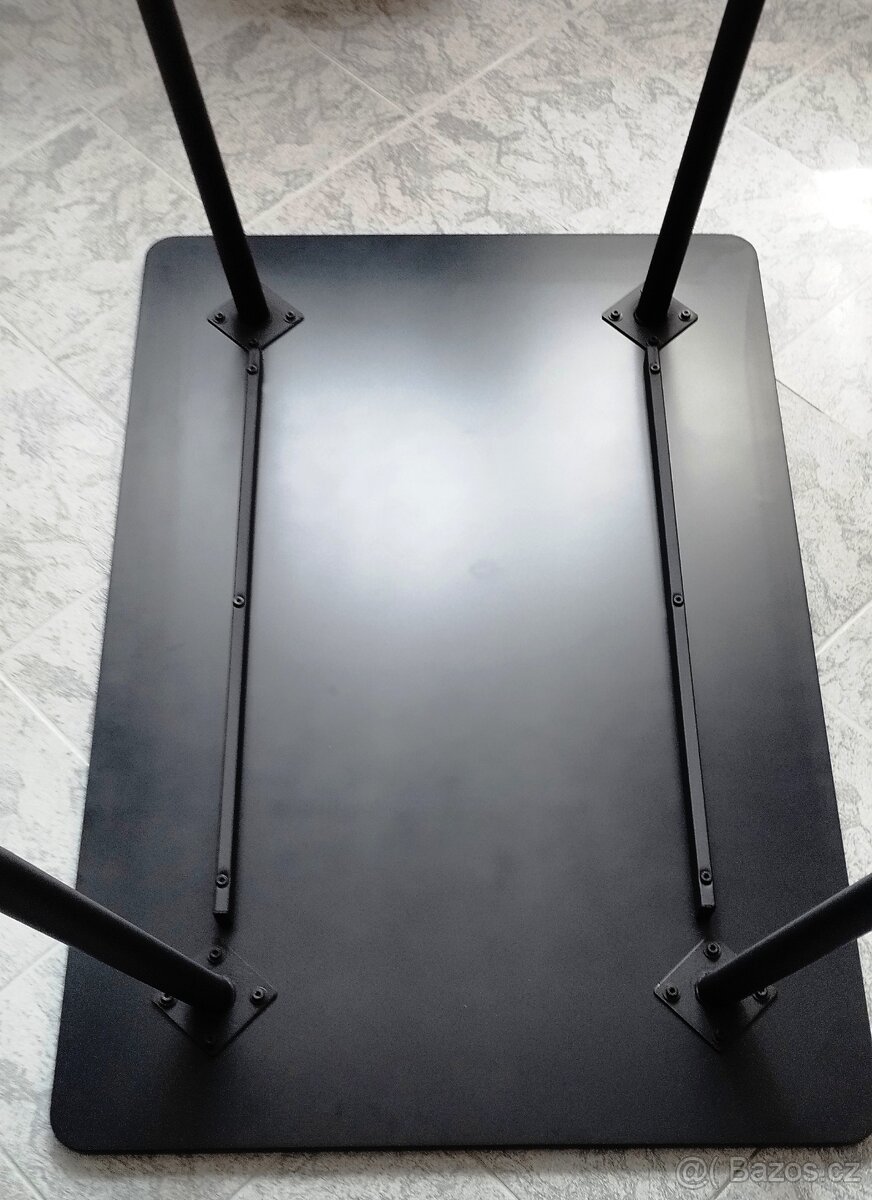 Prodám černý kuchyňský stůl v SUPER STAVU - 5