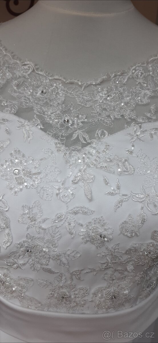 Prodám bílé šaty na věneček, nebo svatbu, vel. 40 - 42 - 5