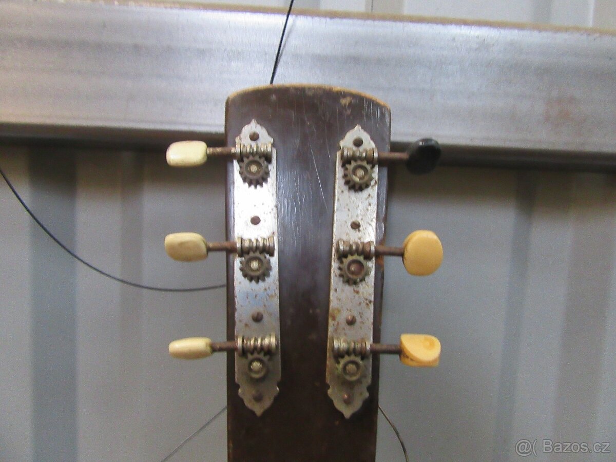 Nabízím starožitnou kytaru. Struny na výměnu. Původní stav. - 5