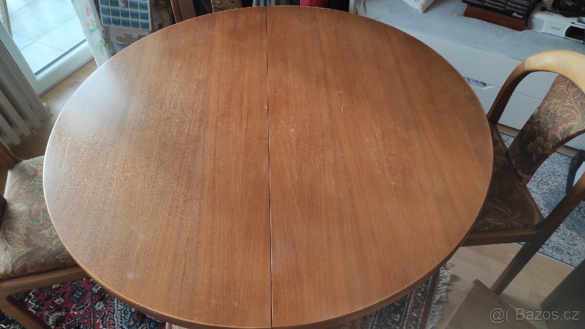 Jidelni stul, kulaty + 4 zidle, vse masiv - 5