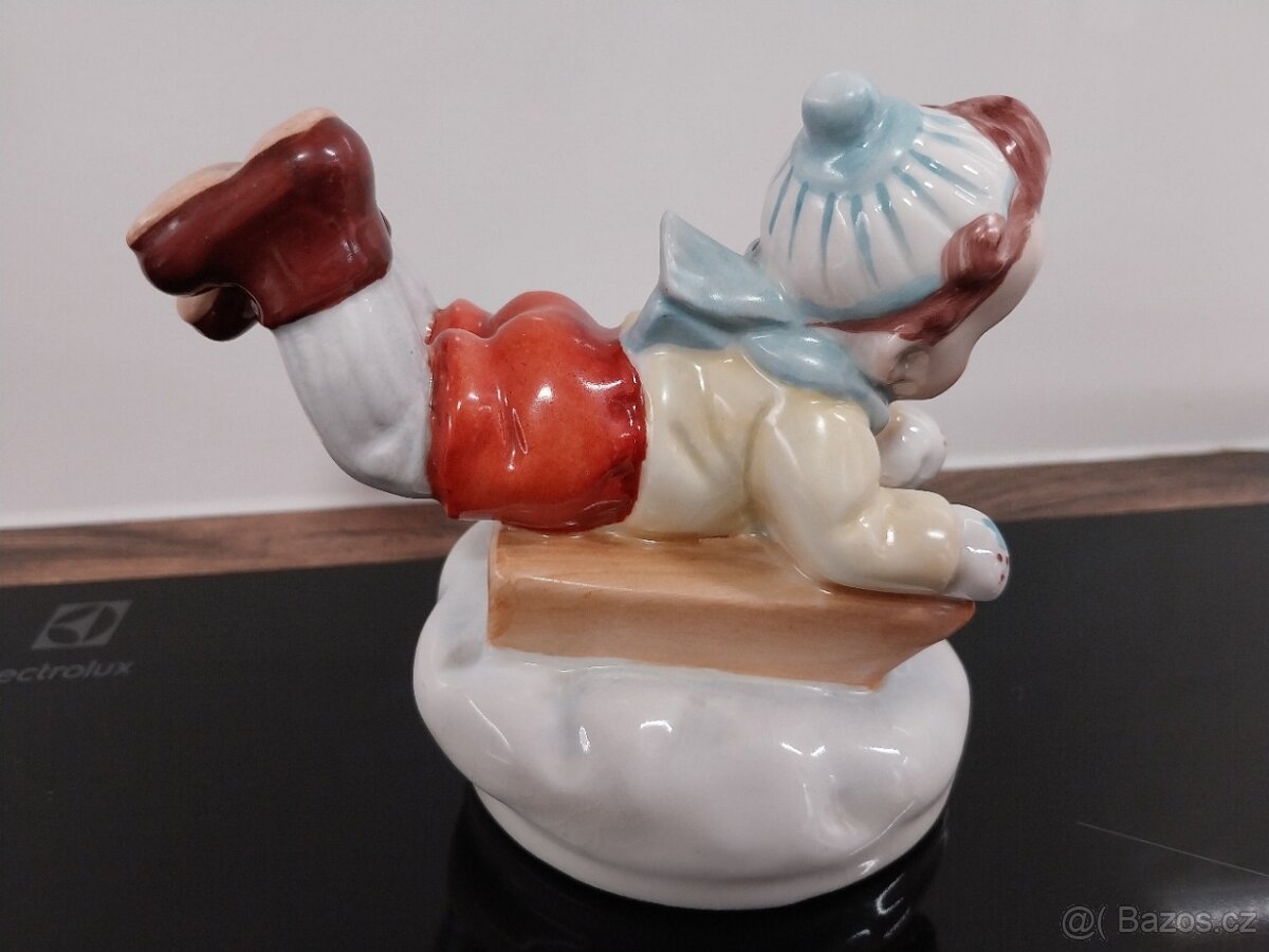 Chlapec na sáňkách - 5