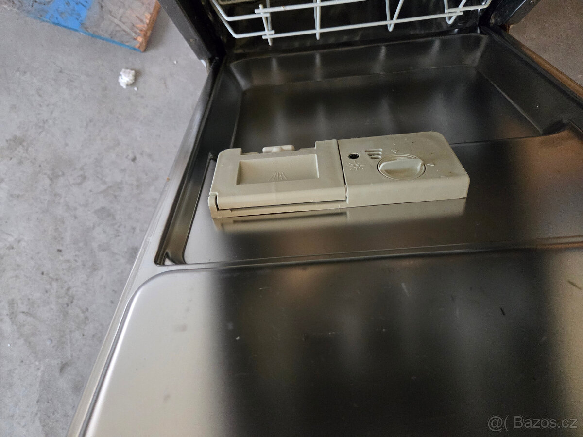VESTAVNÁ MYČKA AEG - 5