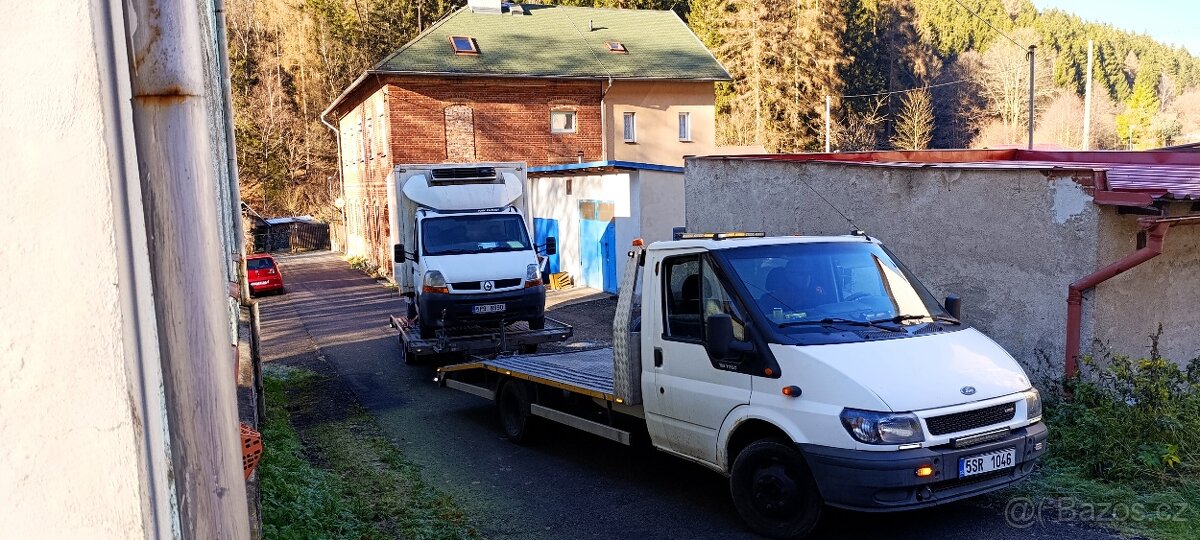 Odtahový speciál Ford Transit.