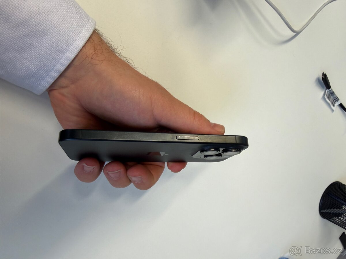 Apple iPhone 15 Pro 256GB černý titan - 5