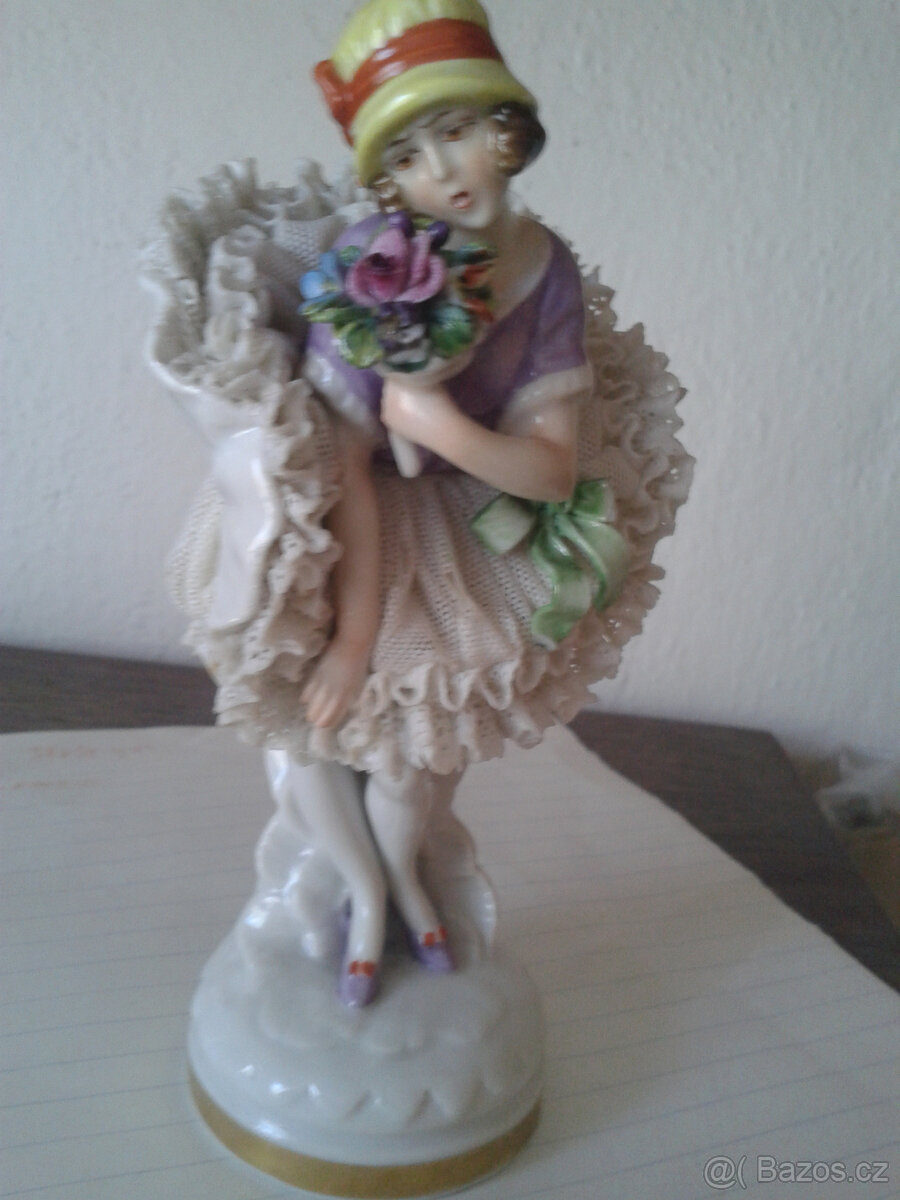 porcelánová soška dívky - 5