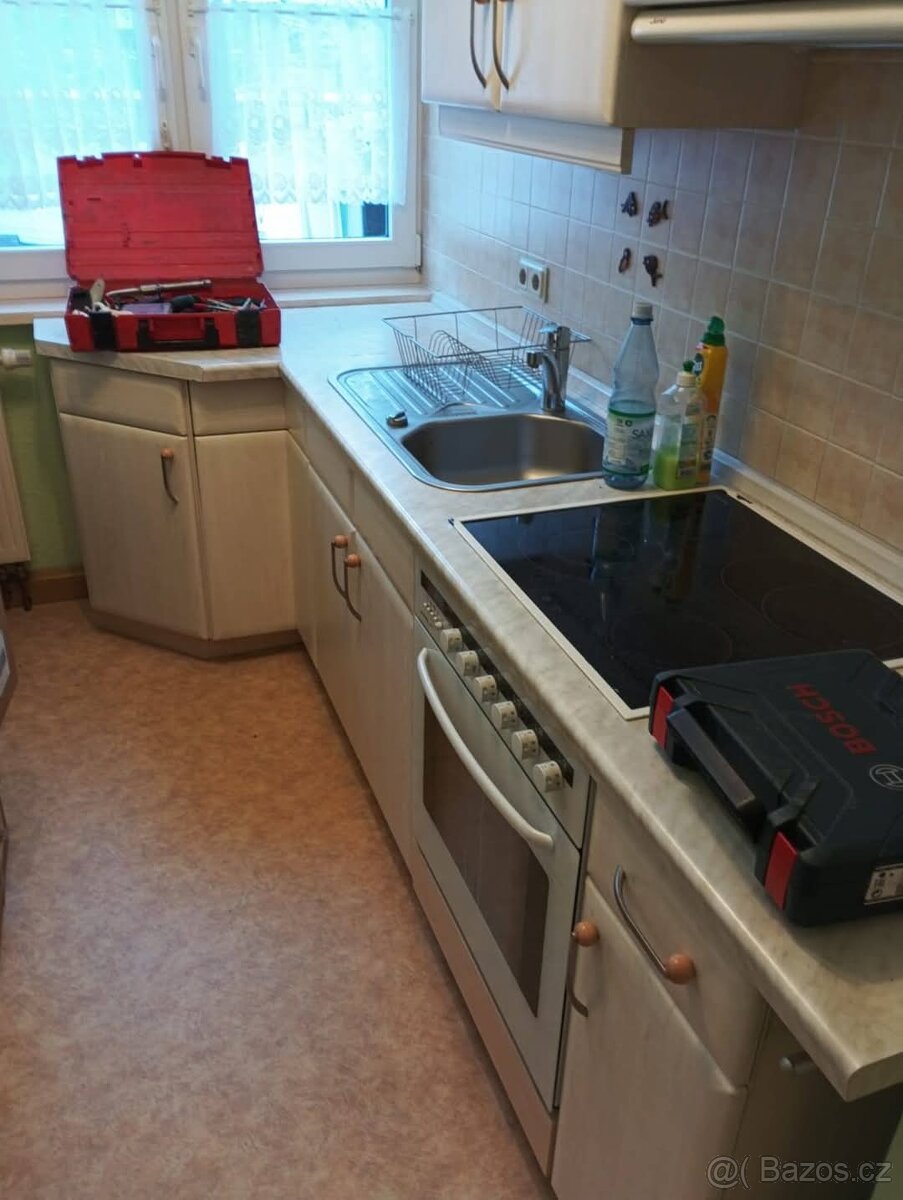 Kuchyňská linka krémová se spotřebiči - 5