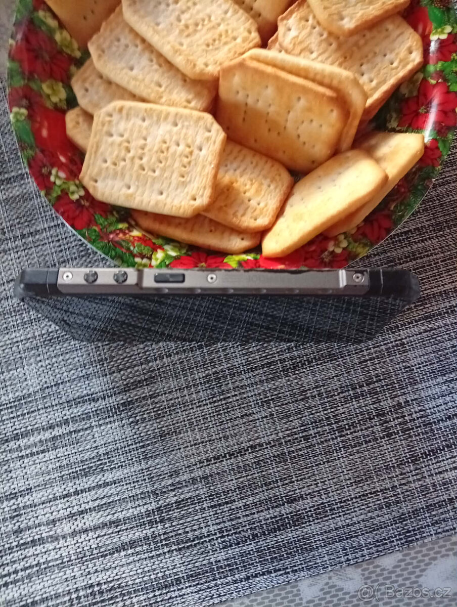 Prodám dva telefony. Odolný tel. Ulefone Armor - 5