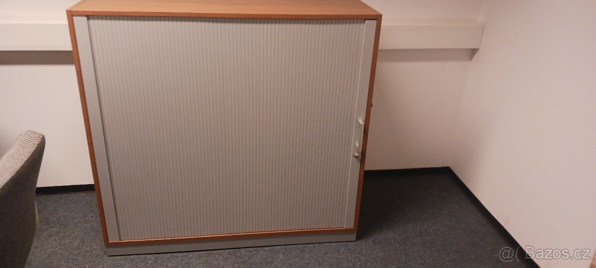 Kancelař: 2 stoly, skříň, regál - 5