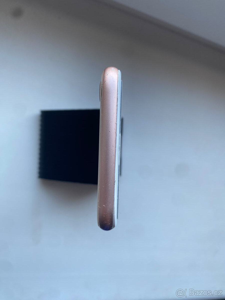 iPhone 8 64GB Zlatý - 5