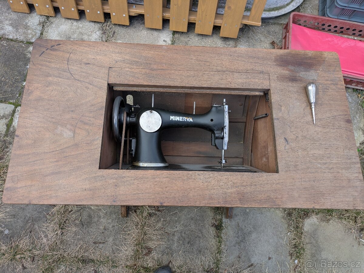 starý šicí stroj - 5
