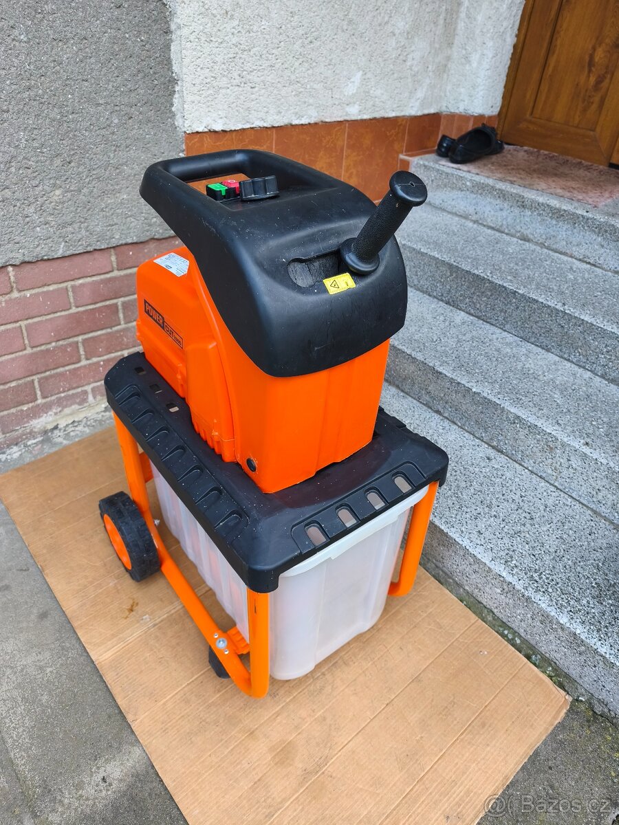 Prodám elektrický Zahradní drtič Powercut 2500... - 5