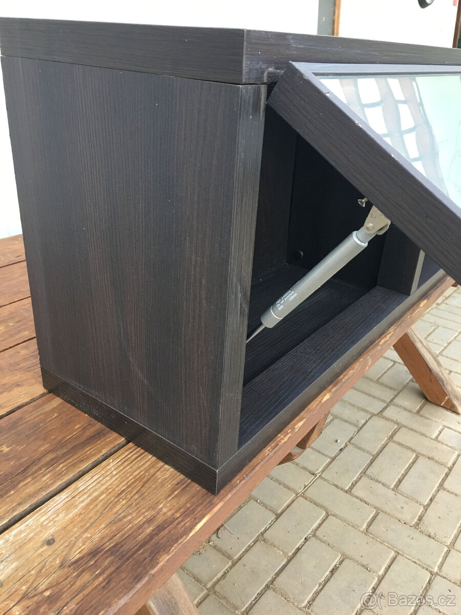 Závěsná prosklená police s výklopnými dvířky - 5
