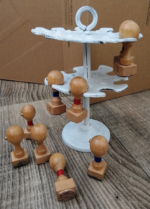 STAROŽITNÝ KOVOVÝ STOJÁNEK NA RAZÍTKA + 9 ks razítek - 5