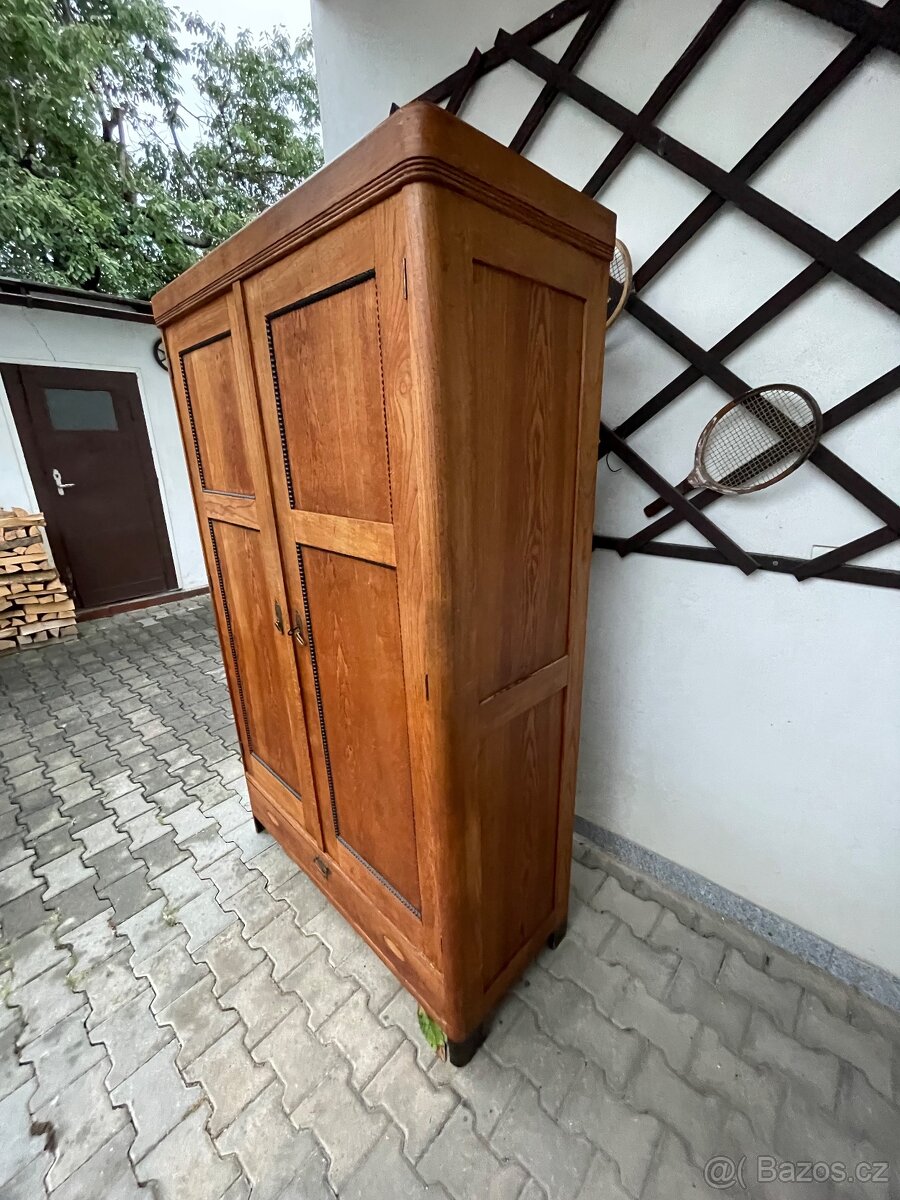Starožitná šatní skříň - 5