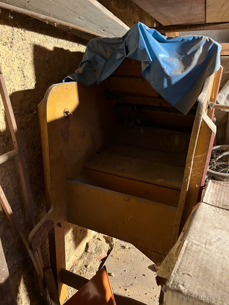 Starý šrotovník / mlýnek na obilí (dřevěný) - 5