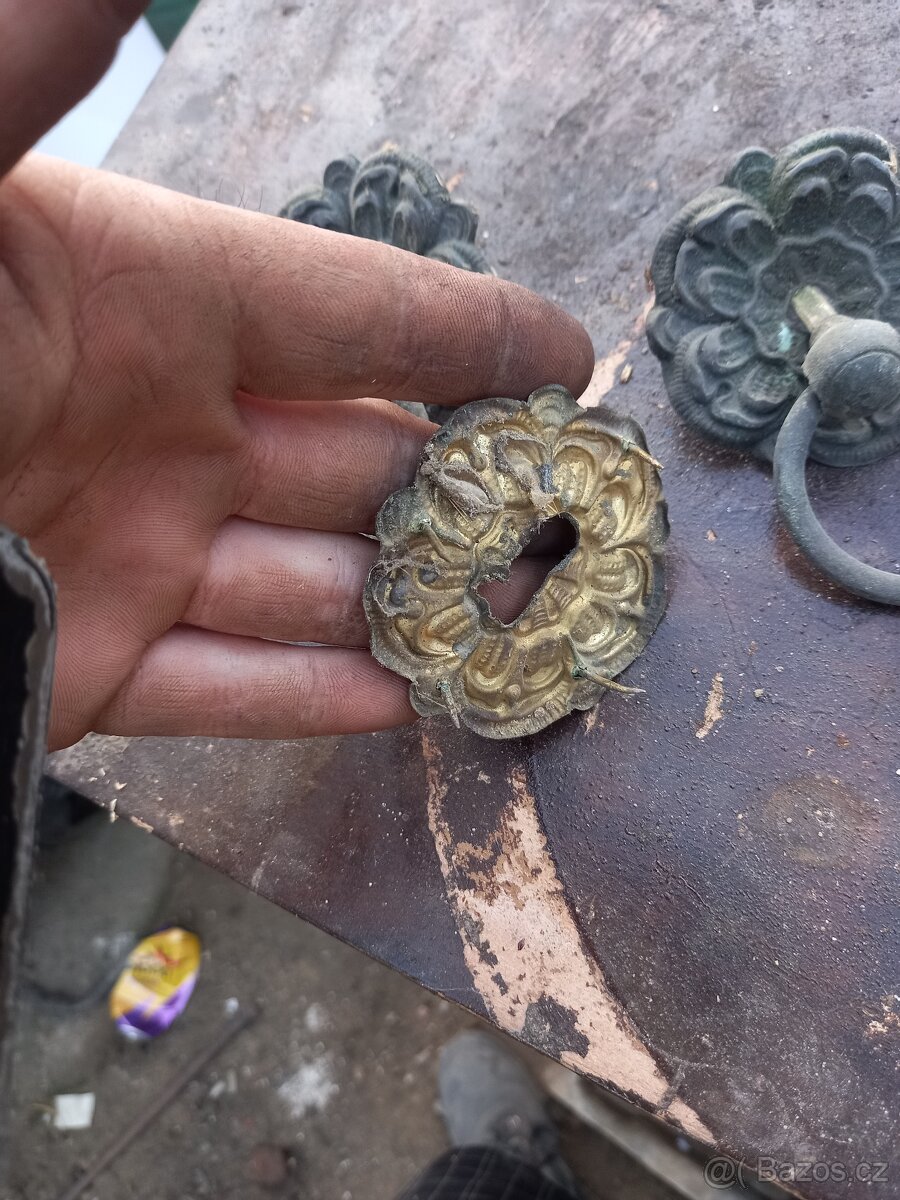 Ozdobne kovani ze stare drevene skrine se suplikem - 5