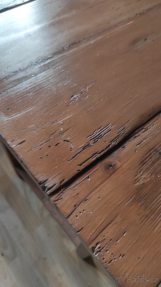 Starý stůl a dvě židle - 5