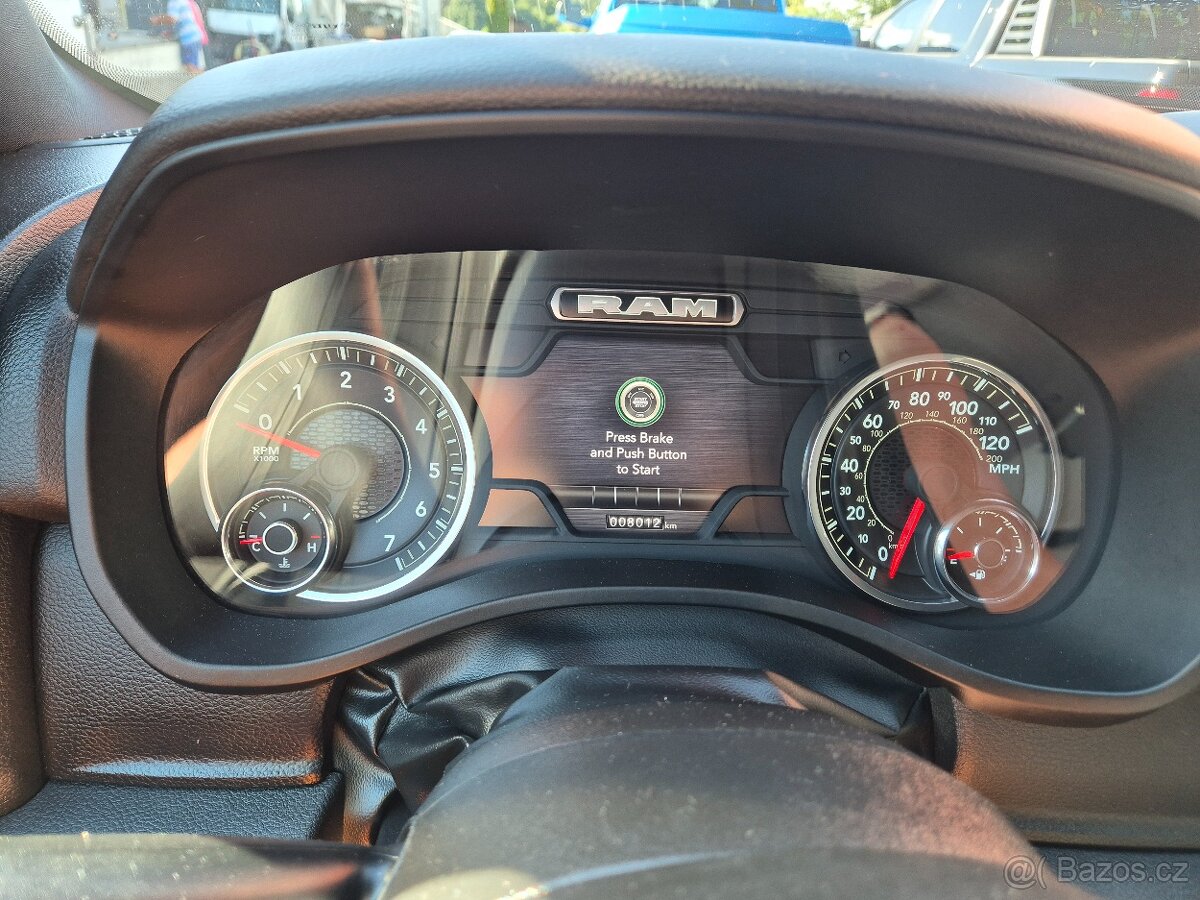 DODGE RAM 1500 5,7 HEMI 2024 4x4 odpočet DPH 8 000 km