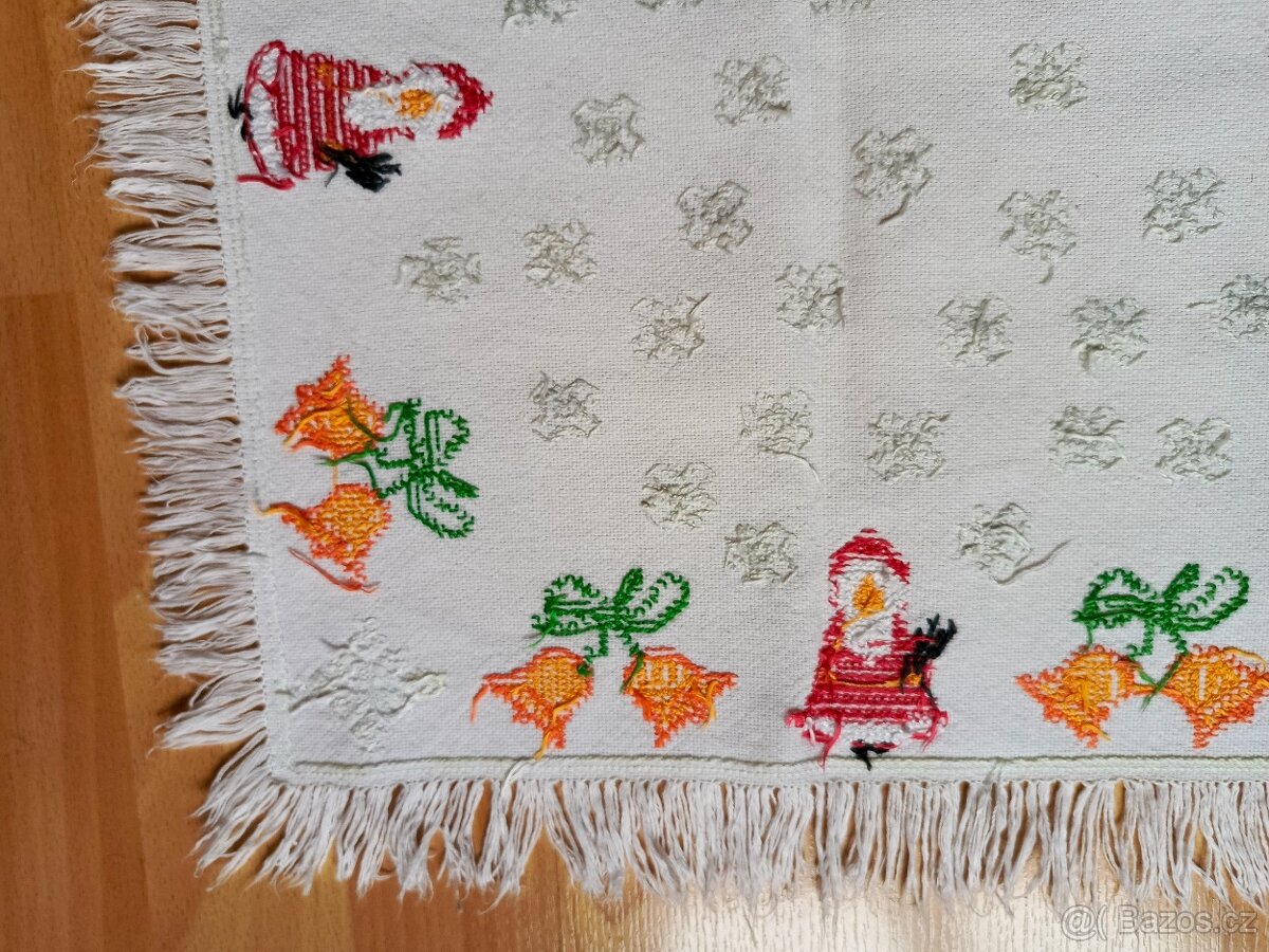 VÁNOČNÍ UBRUS RUČNÉ VYŠÍVANÝ 46 x 43 CM. - 5