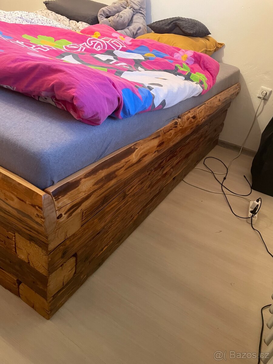 Masivní postel ze střešních trámů - 5