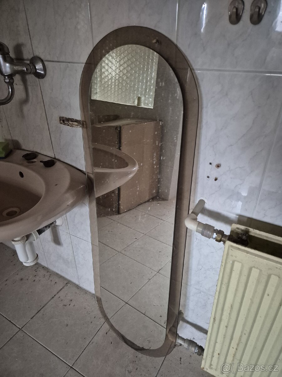 Lustr, světla, radiátory, věšáky, zrcadlo, umyvadlo - 5