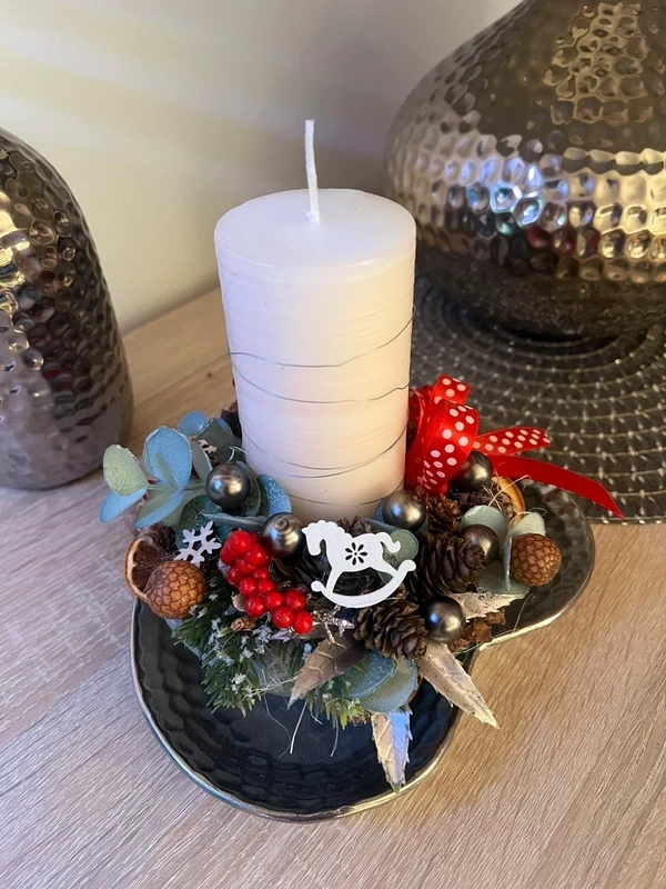 Vánoční svícen s masivní krémovou svíčkou a doplňky - 5