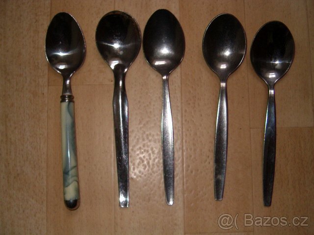 Starší příbory, lžíce, vidličky, nože, hliníková naběrečka - 5