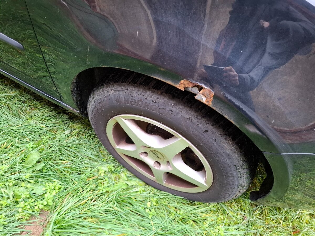 VW Golf V 1.4i 55kw/ / Celek na díly/ // - 5