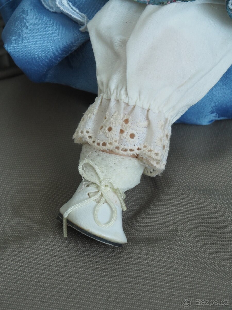 Porcelánová panenka - v modrém křesle - 5