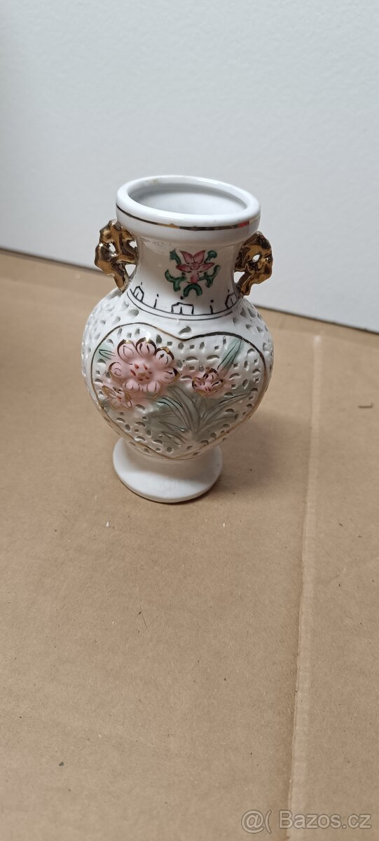 malá porcelánová vázička s prořezávaným dekorem - 5
