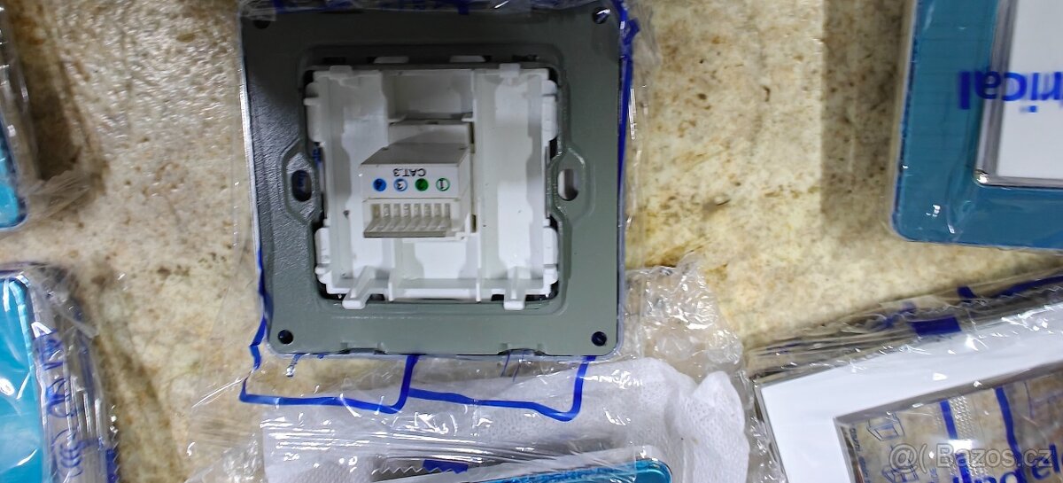 Vypínače, zásuvky - 5