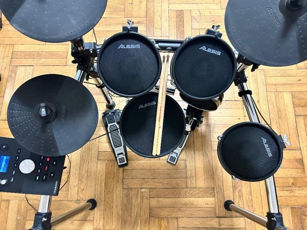 Prodám elektronickou bicí soupravu Alesis Command Mesh Kit - 5