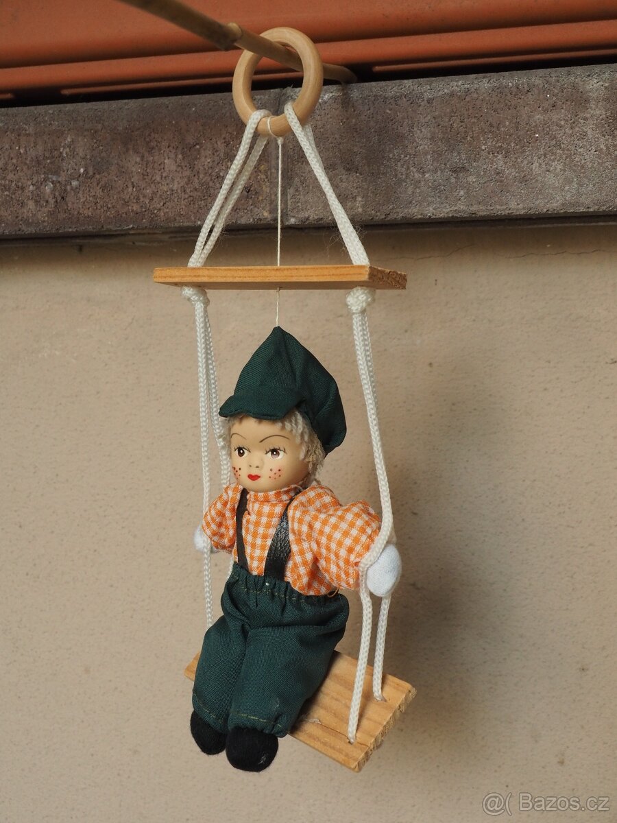 Porcelánová panenka - dvojice na houpačkách - 5