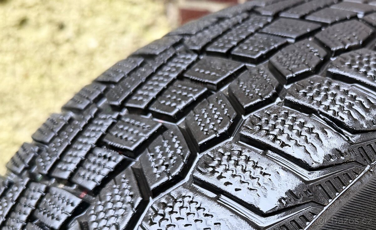 Sada pneu 205/55/16, cena za sadu 3000,- Kč - 5