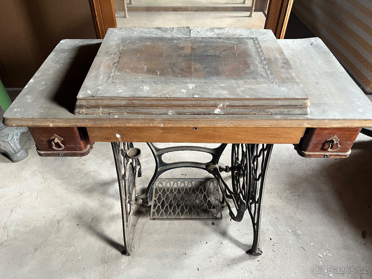 Starý šlapací šicí stroj – dekorativní litinový podstavec, k - 5