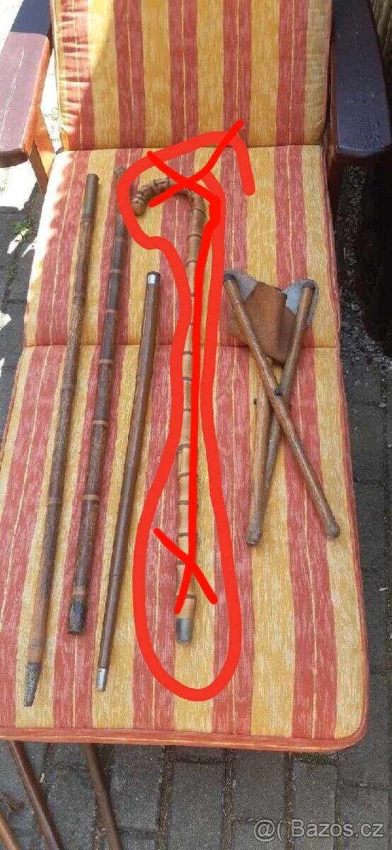 Vyřezávané dřevěné hole - 5