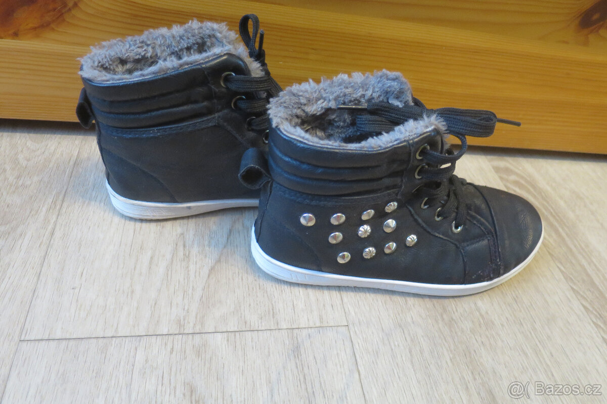 Černé kotníčkové zateplené boty vel.35, stélka 22, šněrování - 5