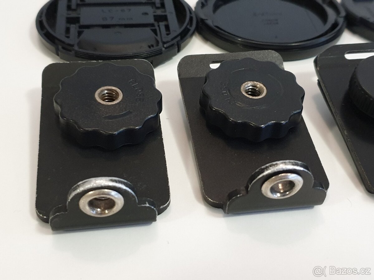 Drobné příslušenství k focení - popruhy, krytky, karabiny - 5