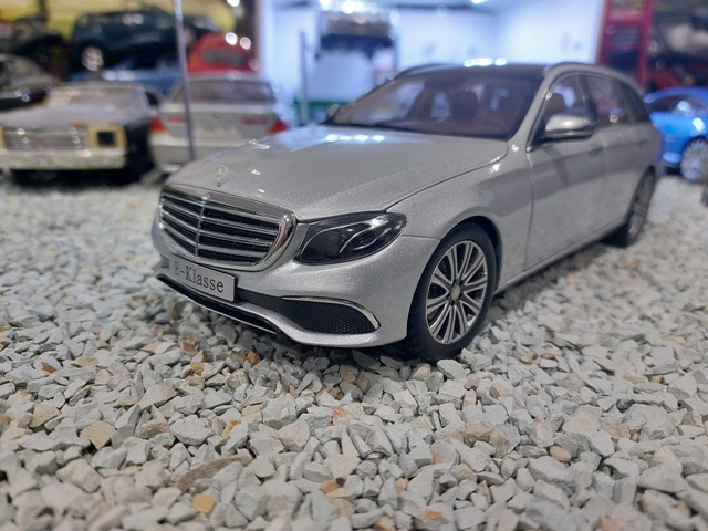 model auta Mercedes E klasse T modell Iscale 1:18 - 5