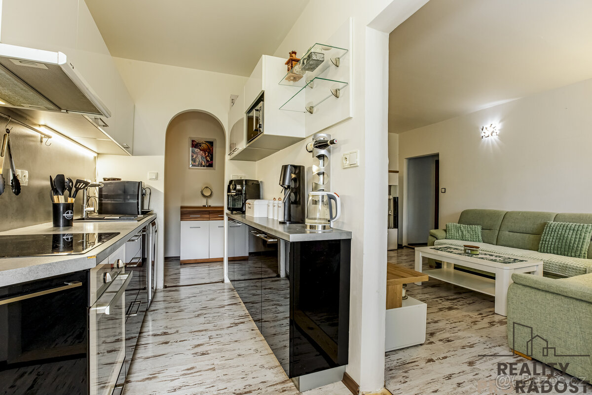 Kompletně zařízený byt 3+1 s lodžií v klidné části Vyššího B - 5