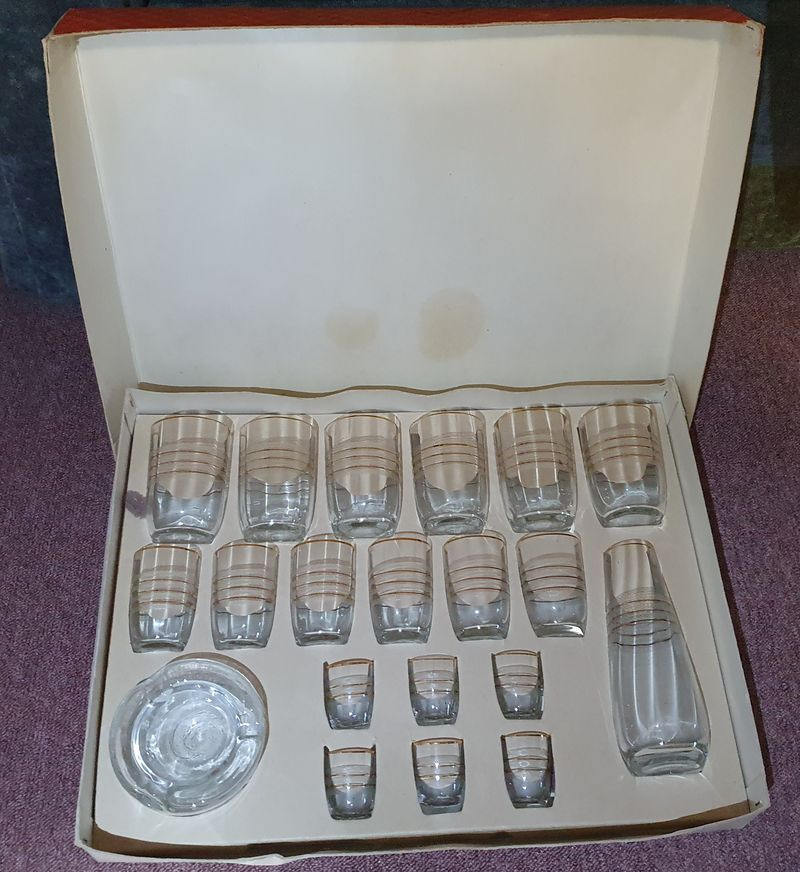 Nádobí z bytu - hrnce, talíře, hrnky, sklenice - 5