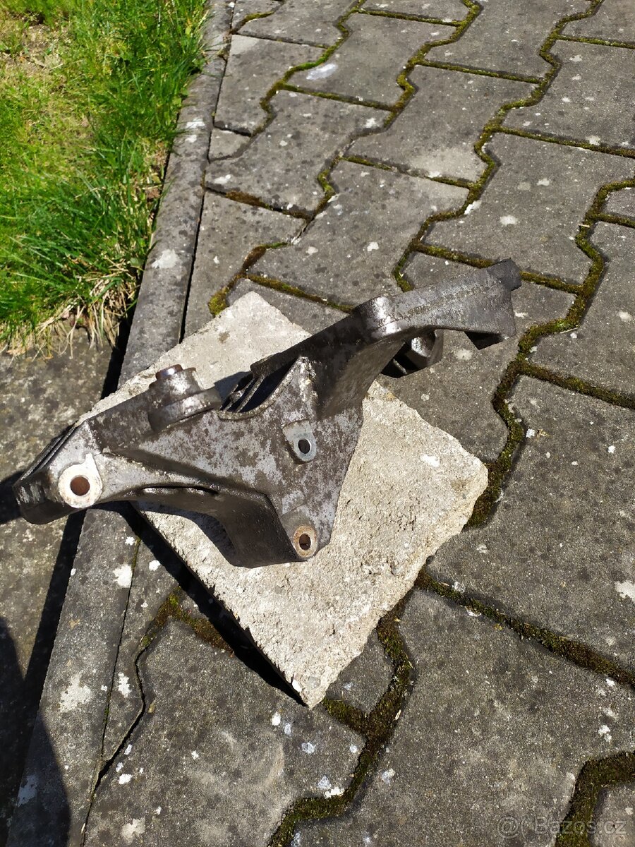 Držák alternátoru a klimatizace - 5