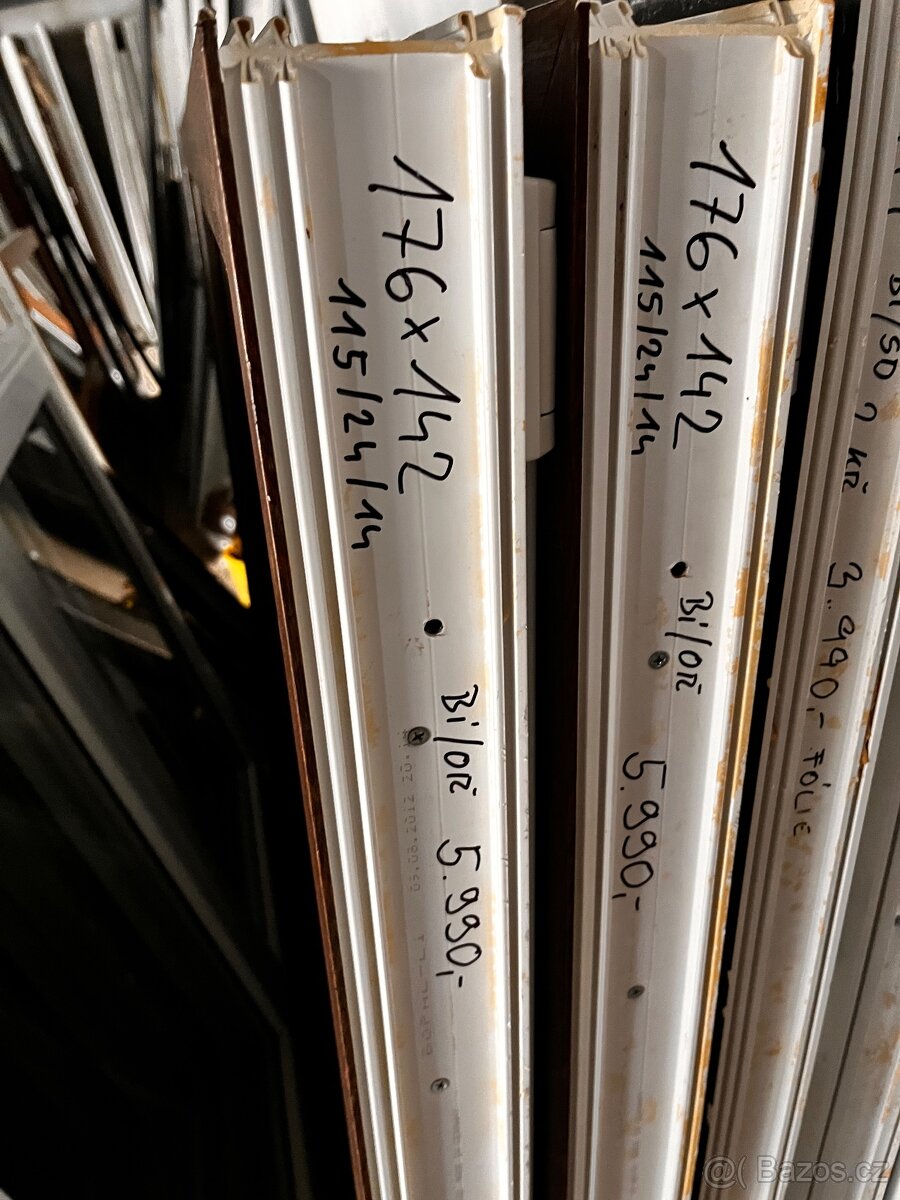 PLASTOVÁ DVOUKŘÍDLÁ OKNA OŘECH/BÍLÁ 176x142-PLZEŇ - 5