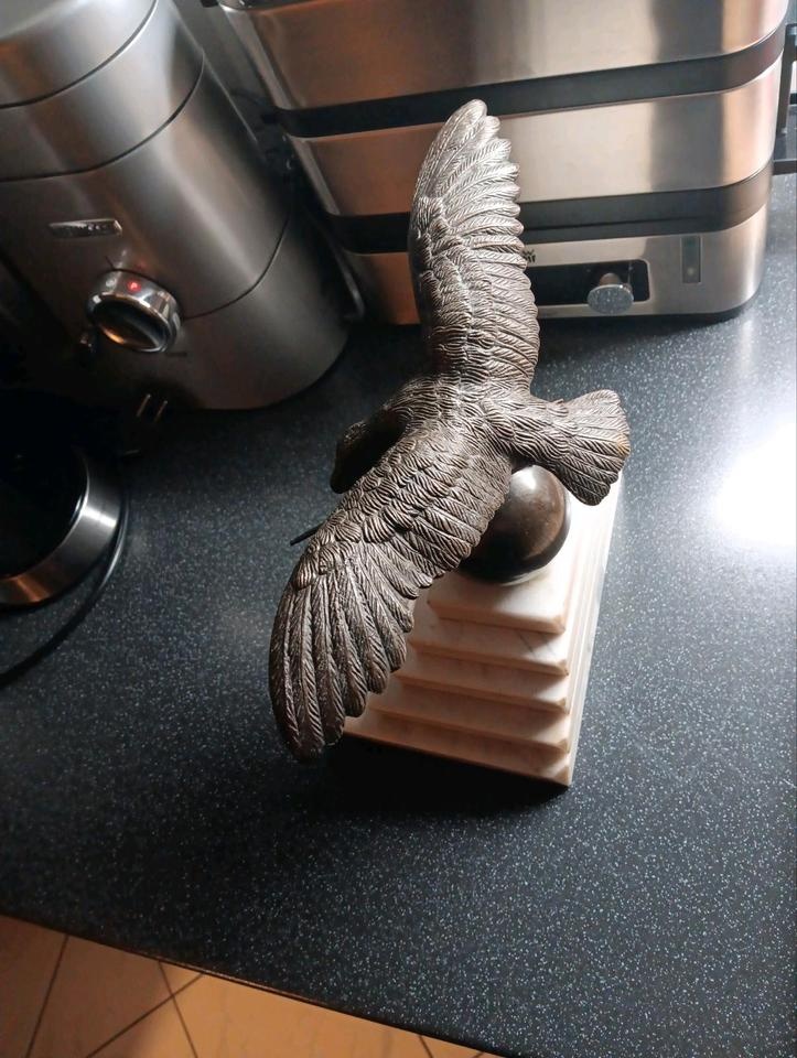 Bronzový orel na mramorovém podstavci – historická dekorace - 5