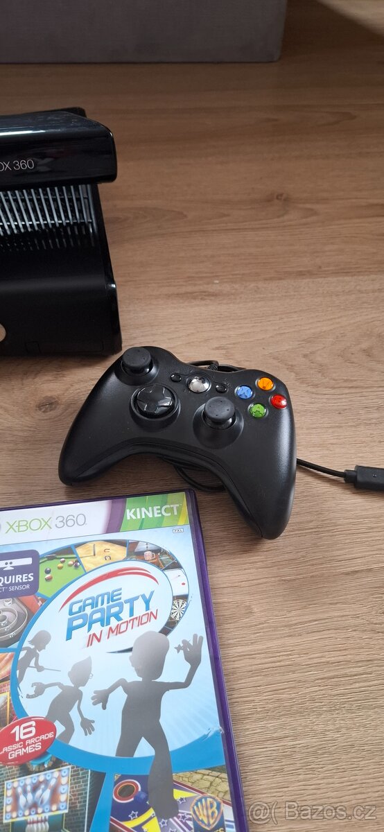 Xbox 360 + Kinect + 2 ovladače + 3 hry - 5