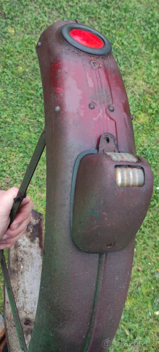 ČZ 150C - zadní blatník, původně červený - 5